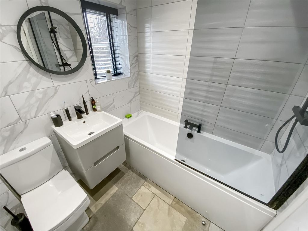 Property photo 3 of 17 Bathroom/WC
