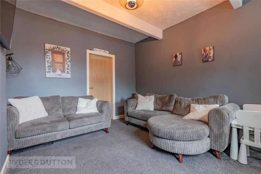 Property photo 3 of 18 Lounge