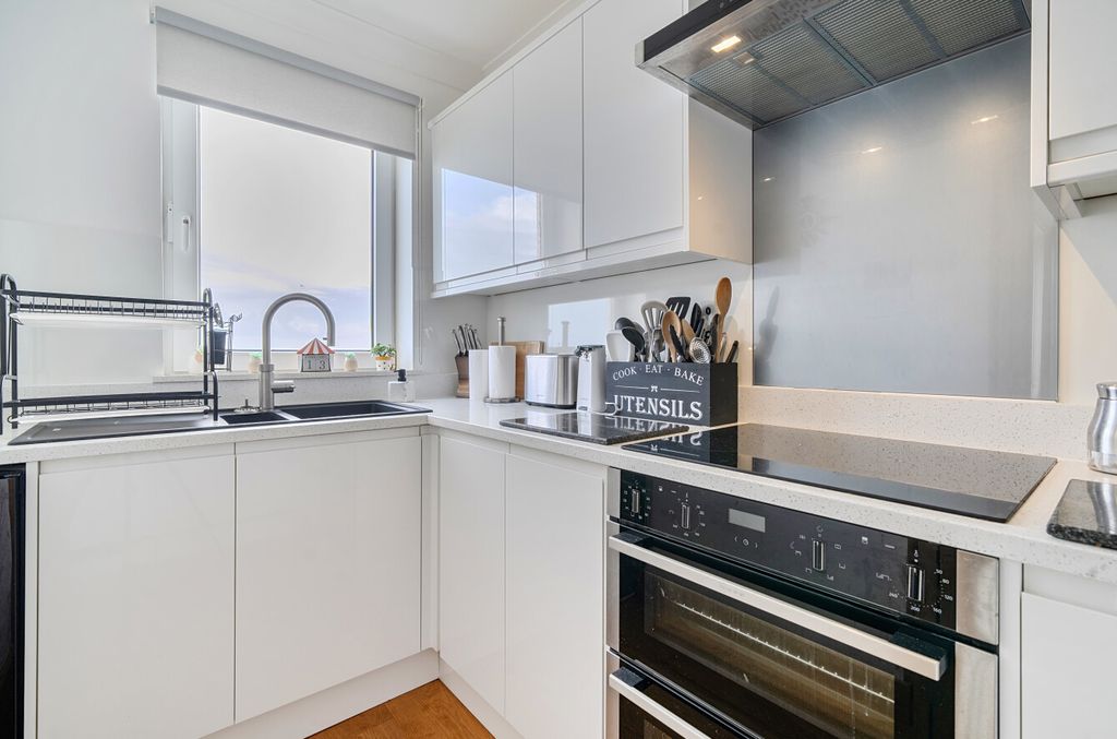 Property photo 3 of 23 1397035-13-698F2E...