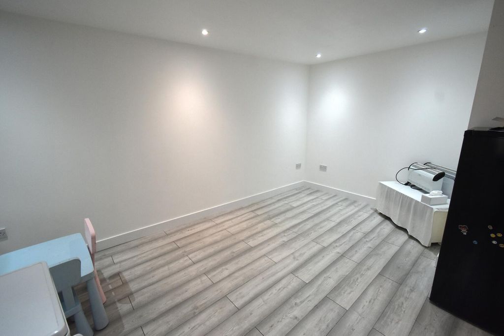 Property photo 2 of 5 Bedroom