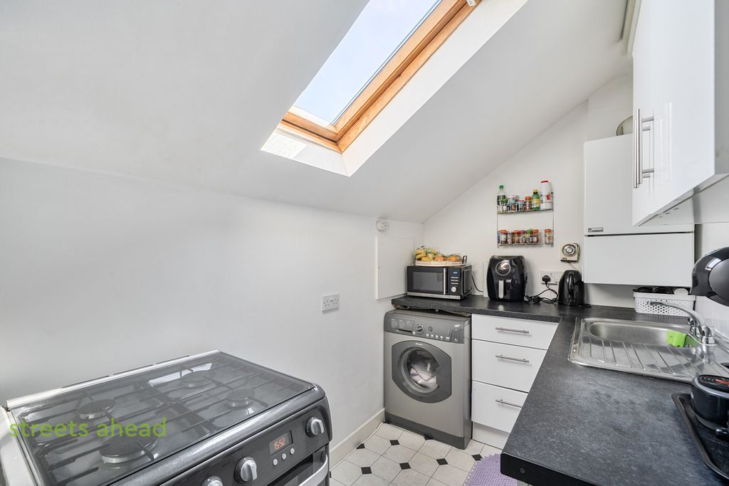 Property photo 2 of 11 952898Ff-Accf-482...