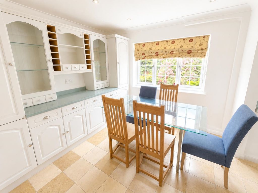 Property photo 3 of 9 Dining