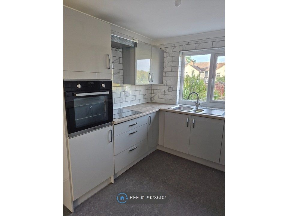 Property photo 3 of 19 Kitchen