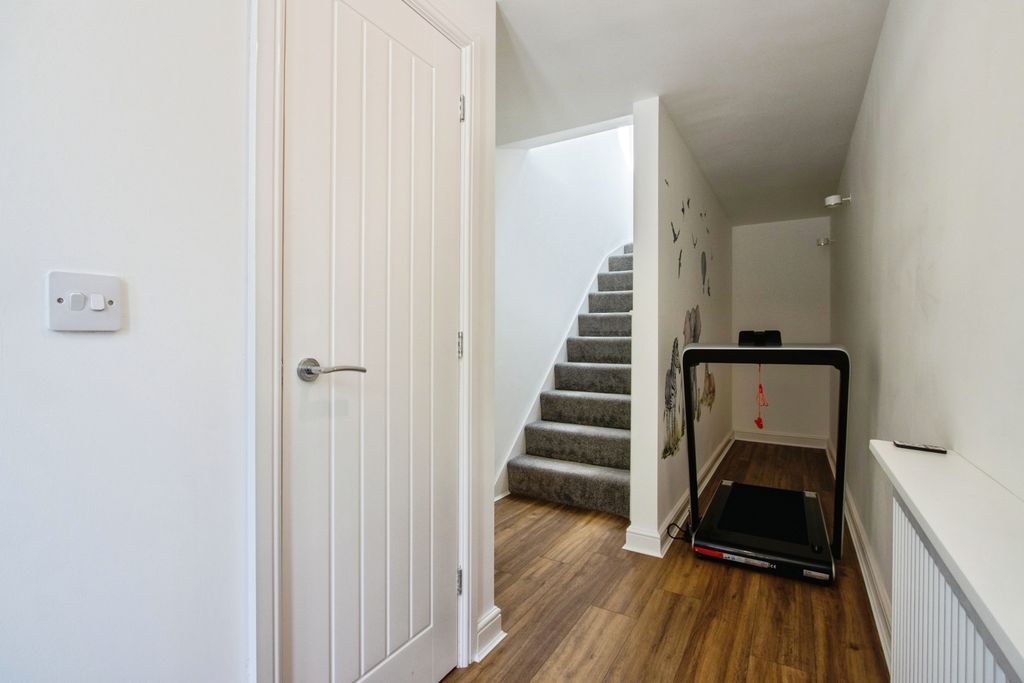 Property photo 2 of 13 Entrance Hall