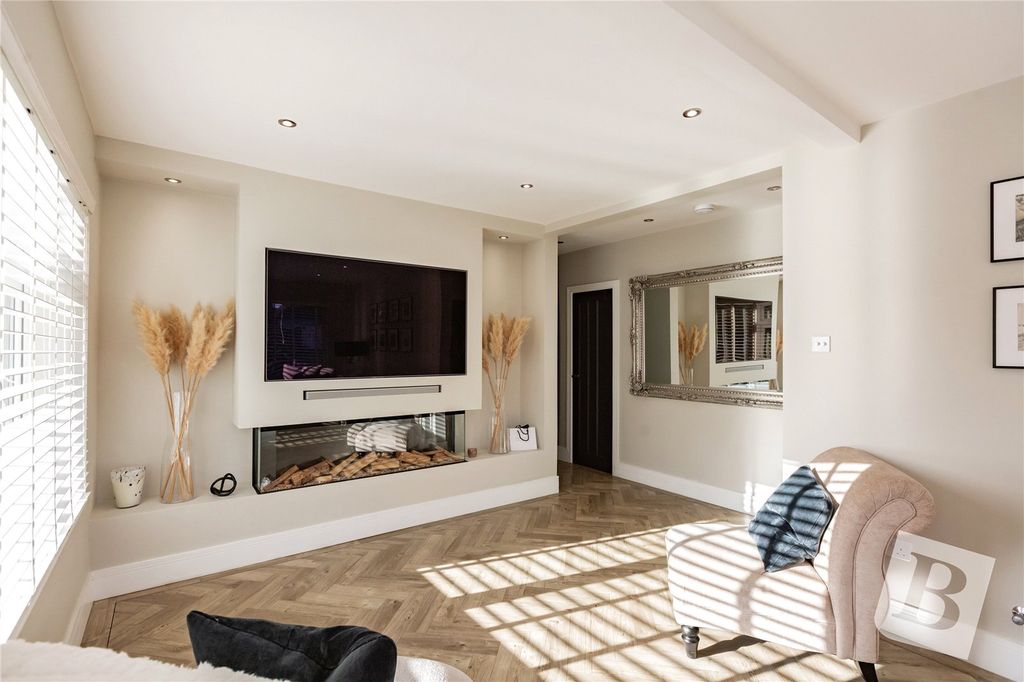 Property photo 3 of 20 Living Room