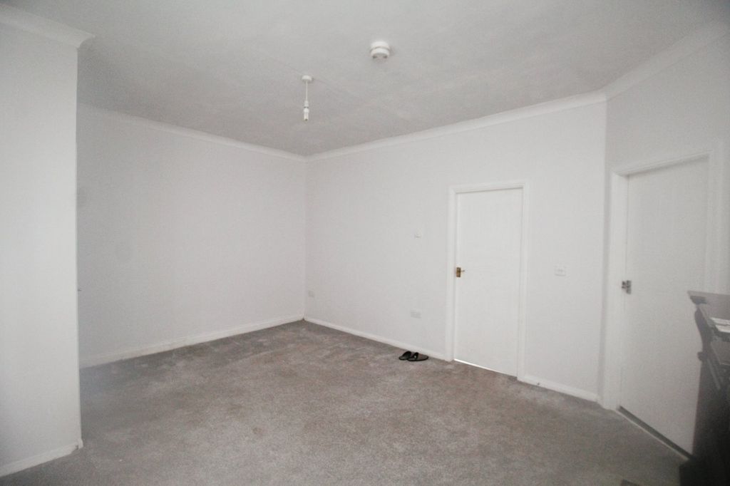 Property photo 3 of 12 Lounge