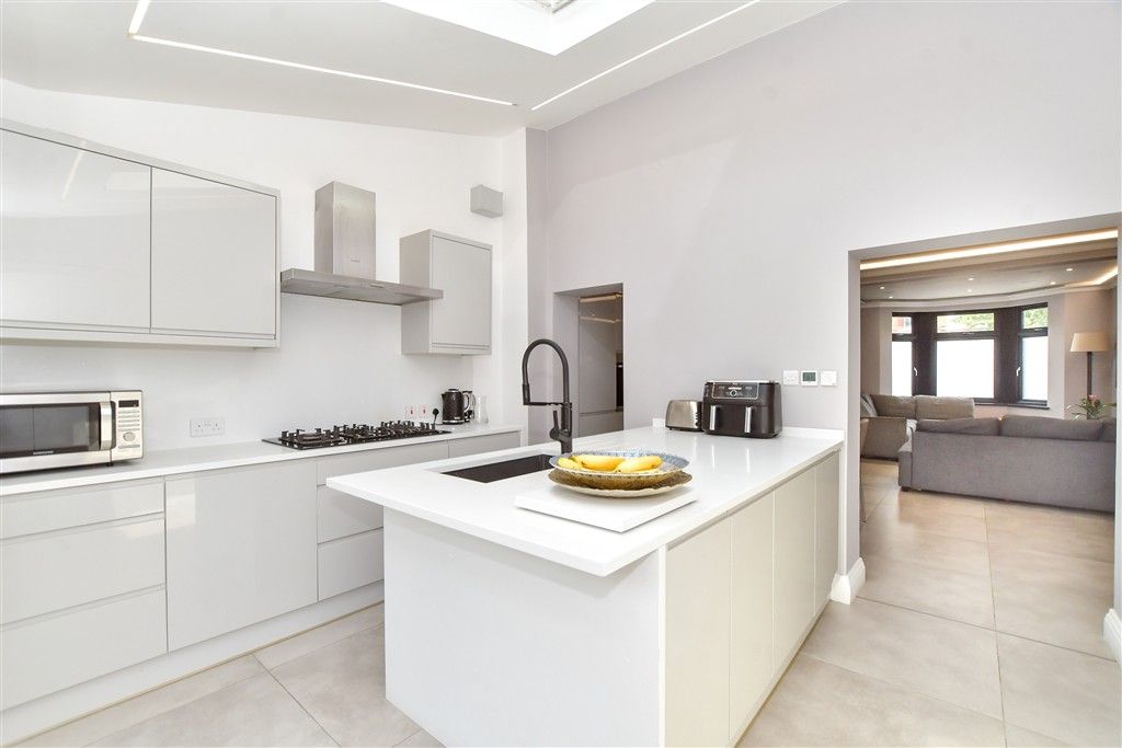 Property photo 3 of 18 Kitchen