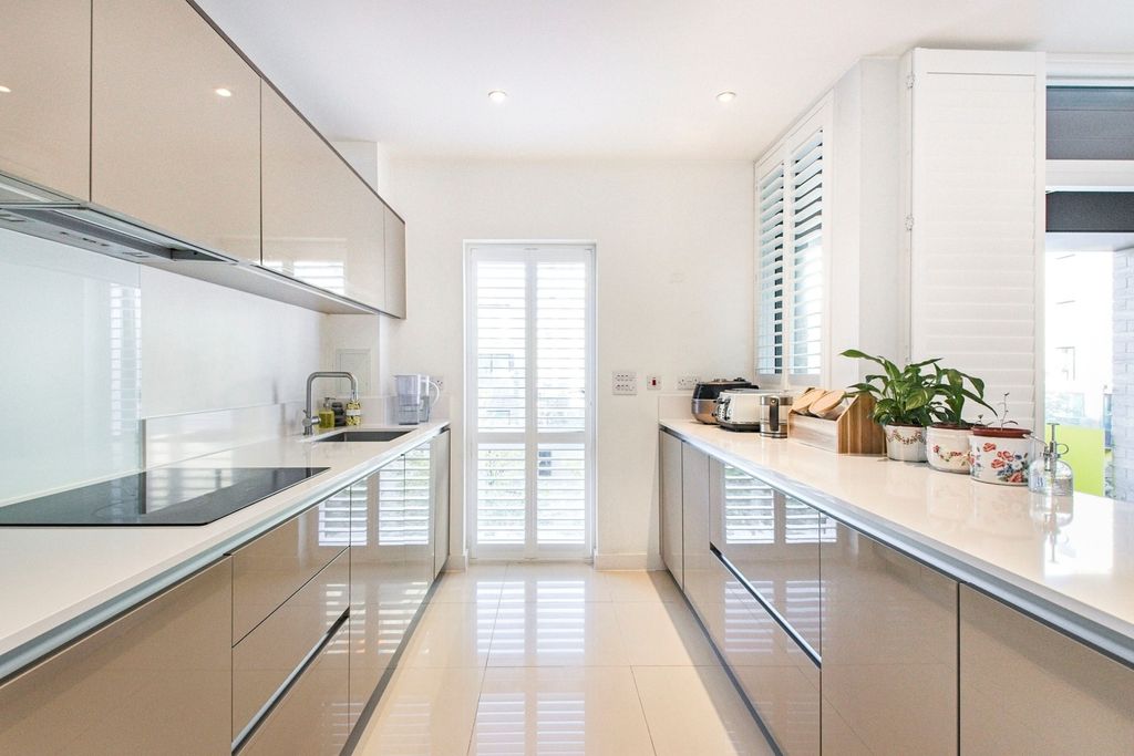 Property photo 3 of 9 Kitchen