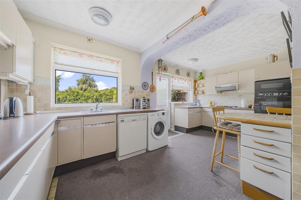 Property photo 2 of 12 18 Redford Road, Sl4 5Ss9.Jpg