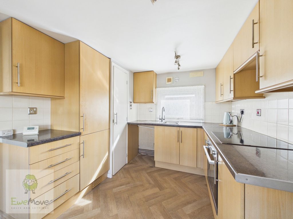 Property photo 3 of 9 Kitchen