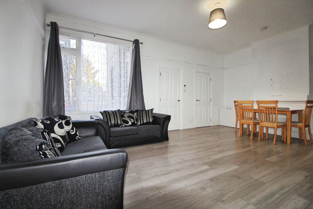 Property photo 2 of 17 Gallery