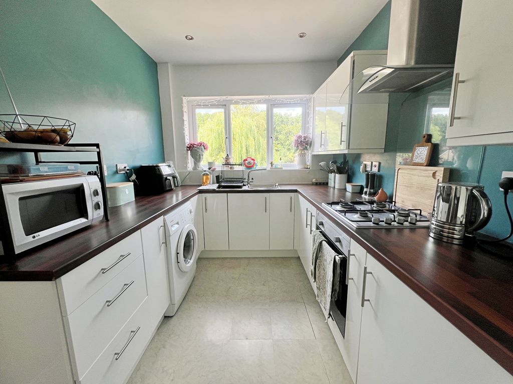 Property photo 2 of 11 Kitchen (3)