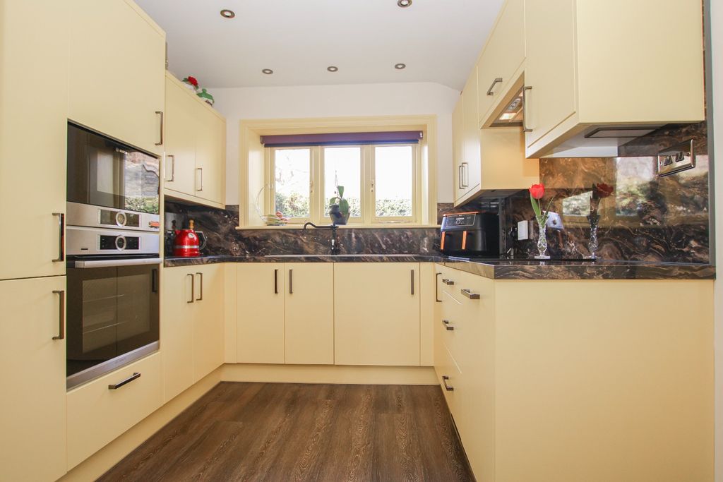 Property photo 2 of 19 4988711