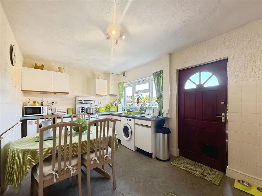 Property photo 3 of 18 Kitchen