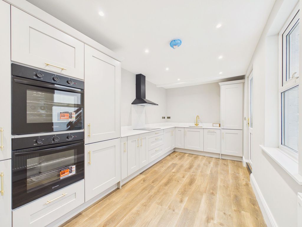 Property photo 3 of 12 Kitchen