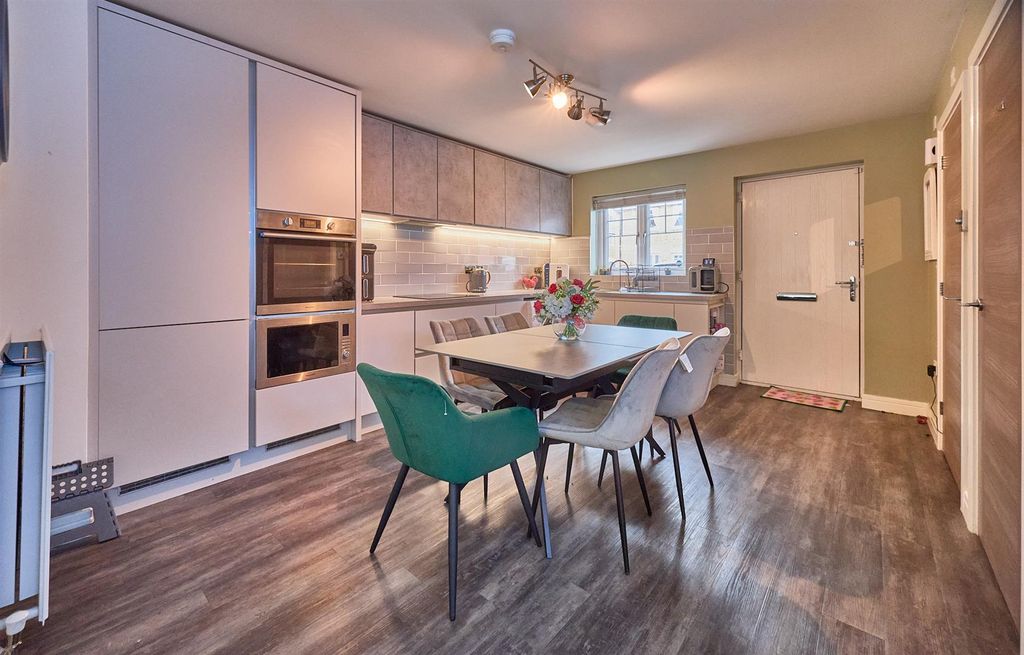 Property photo 2 of 11 11 Notleyfield Close Hk 9.Jpg