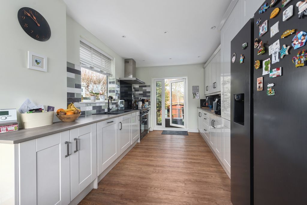 Property photo 3 of 10 93 Rosemary Gardens (5)