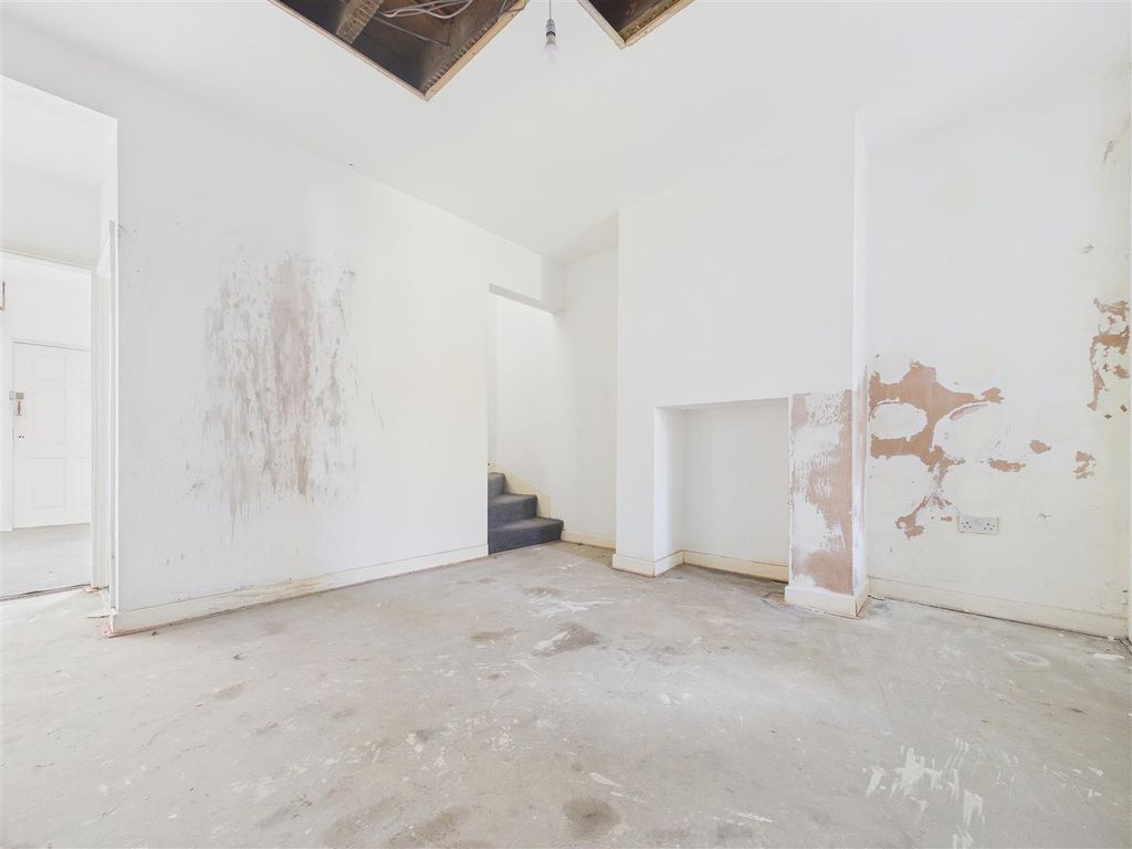 Property photo 3 of 10 Cam01407G0-Pr0141-Still007.Jpg