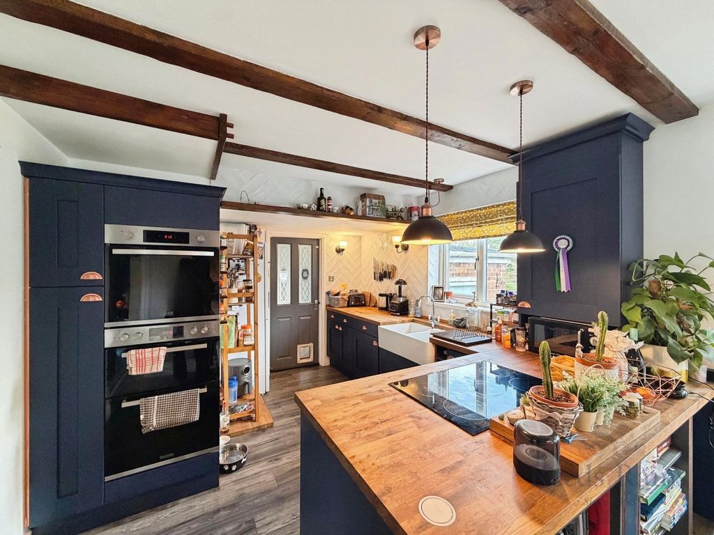 Property photo 3 of 14 Kitchen