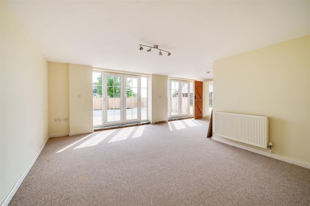Property photo 2 of 12 984784 (2).Jpg
