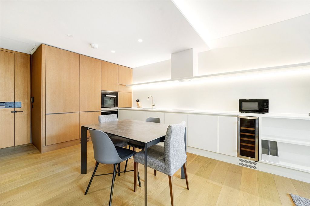 Property photo 2 of 11 Rathbone Place