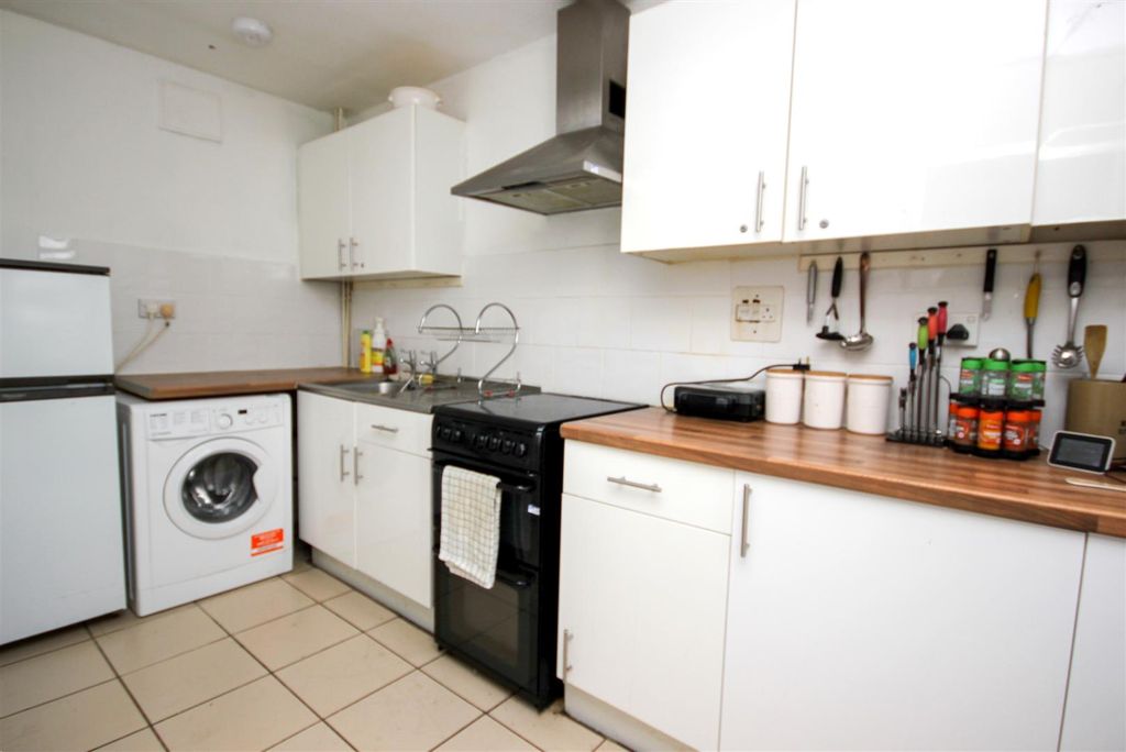 Property photo 3 of 7 Commual Kitchen.Jpg