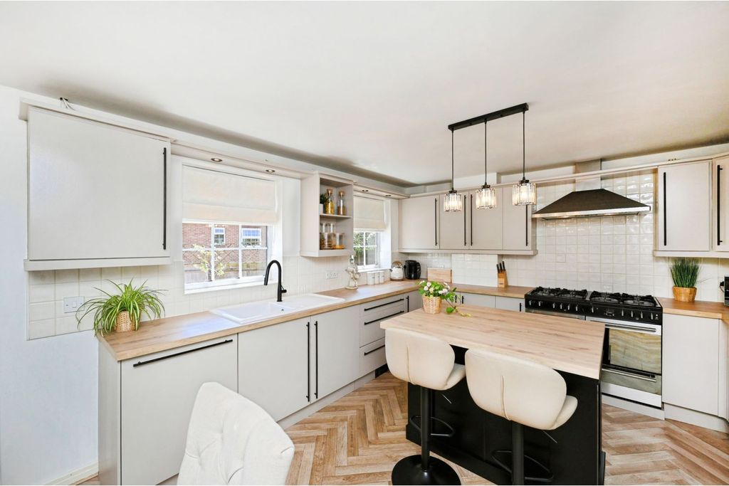 Property photo 2 of 34 Kitchen/Diner