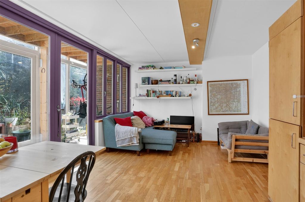 Property photo 2 of 26 1676490665 - 7 Helios Road, Sm7 - 8.Jpg