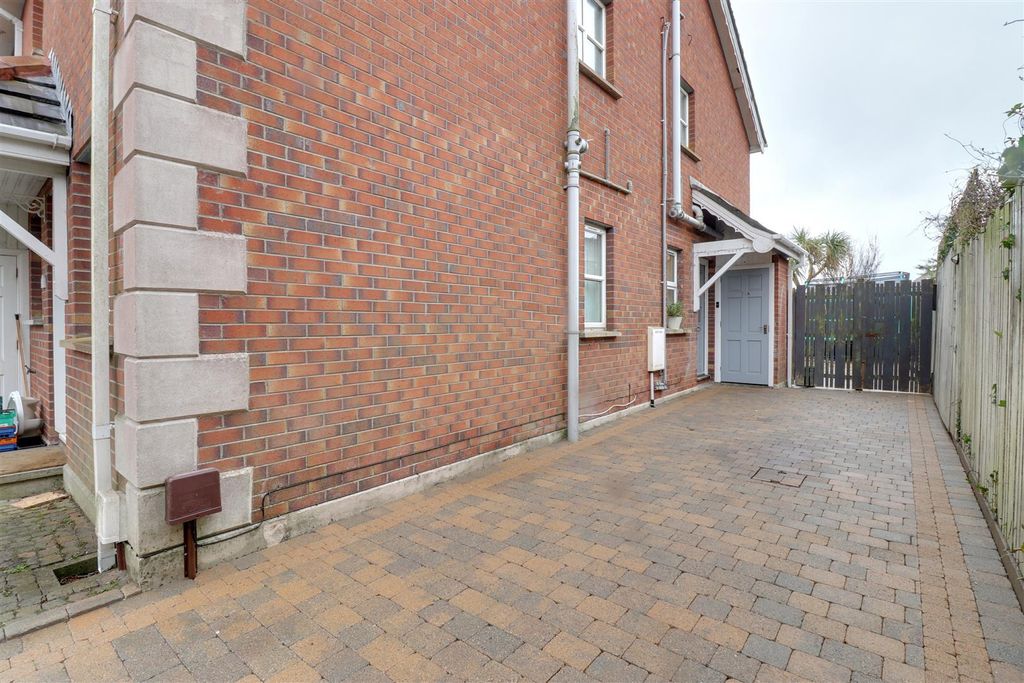 Property photo 2 of 16 Entrance