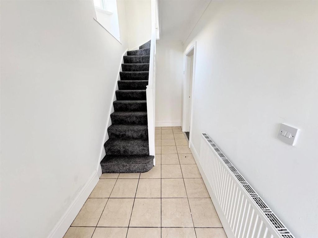 Property photo 2 of 11 Entrance Hall