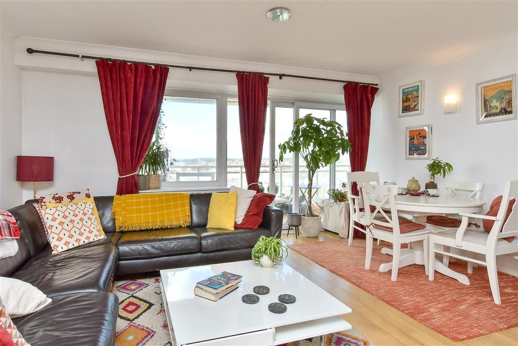 Property photo 1 of 12 Lounge
