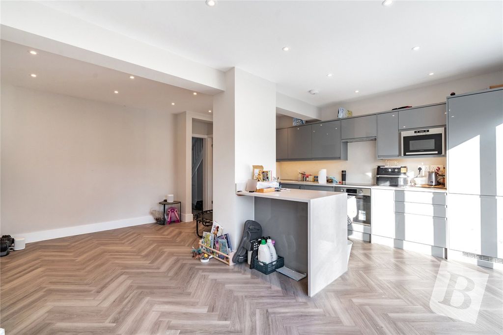 Property photo 3 of 17 Kitchen