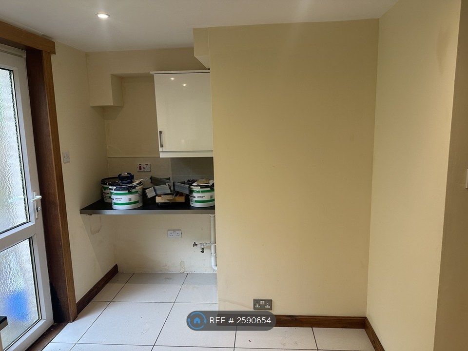 Property photo 3 of 10 Kitchen