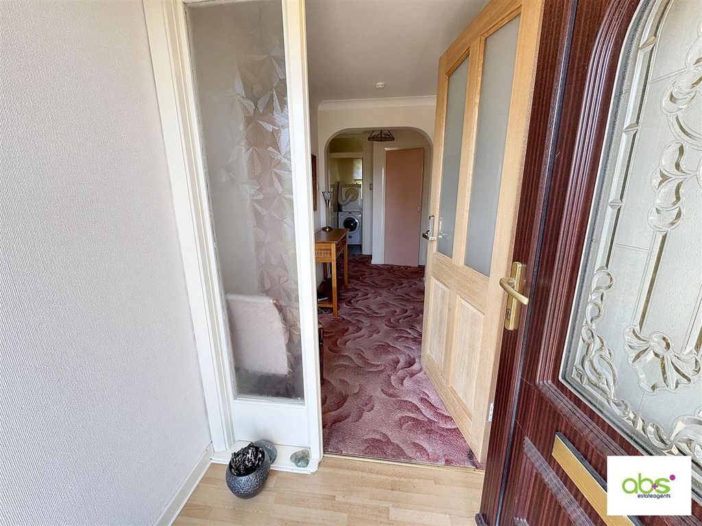Property photo 2 of 23 Entrance Vestibule : Hallway