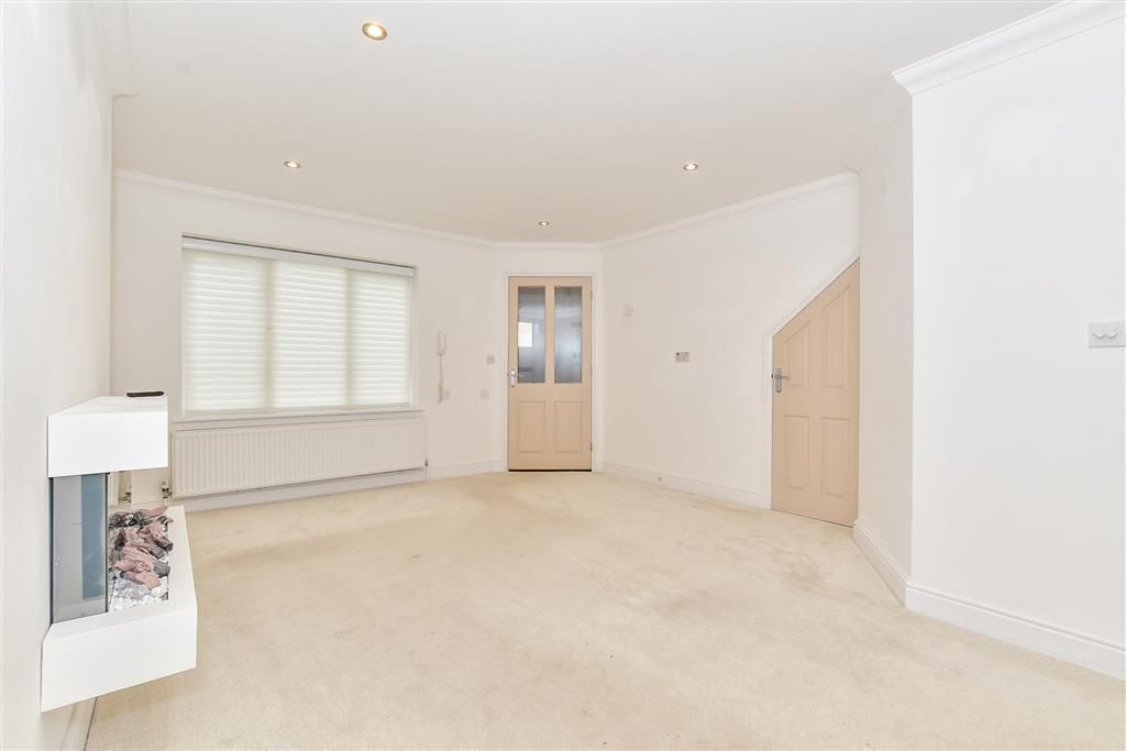 Property photo 1 of 12 Lounge