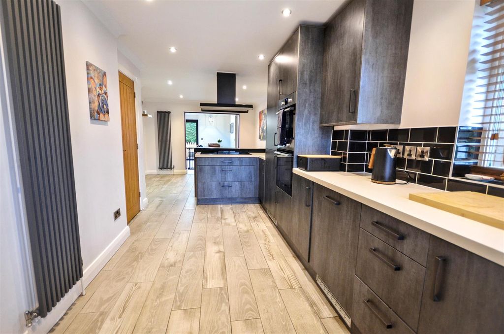 Property photo 3 of 25 Dining Kitchen