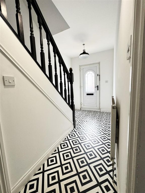 Property photo 2 of 14 Entrance Hall