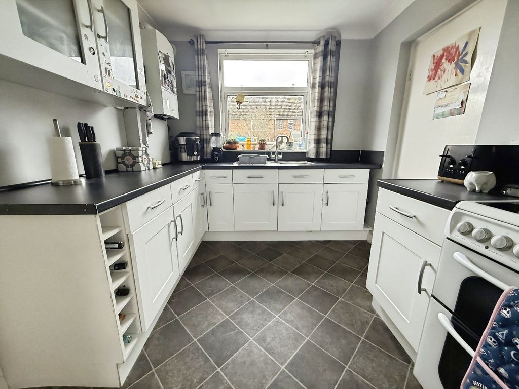 Property photo 3 of 19 Kitchen