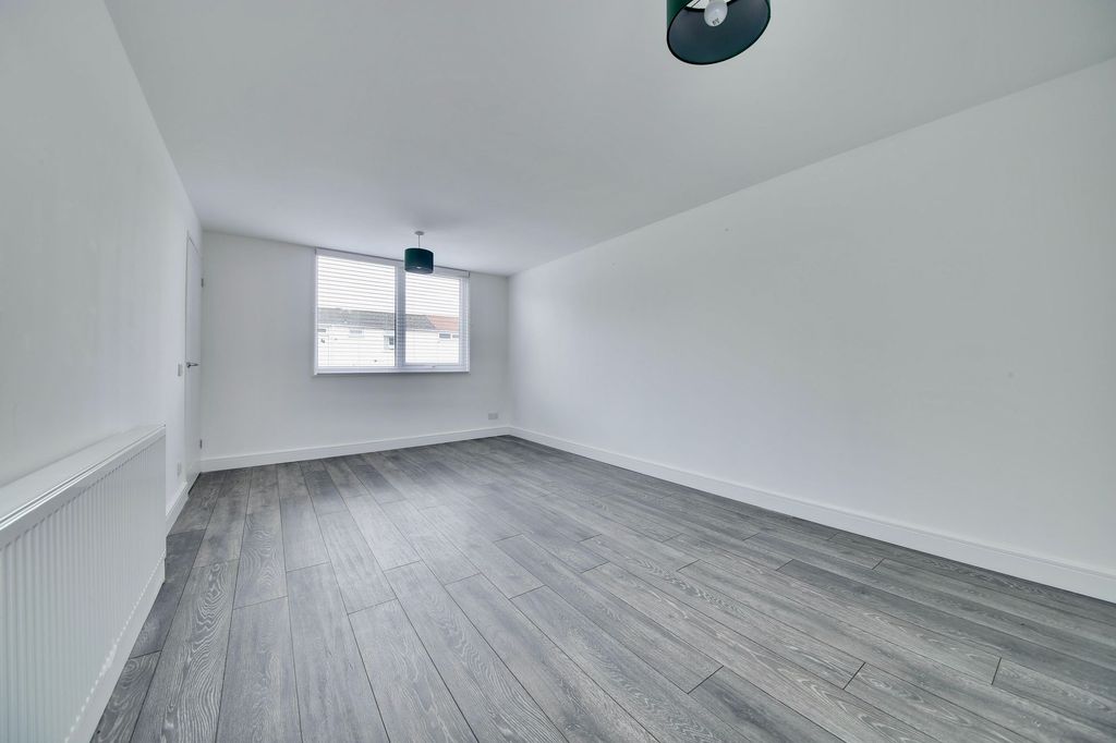 Property photo 2 of 18 Lounge