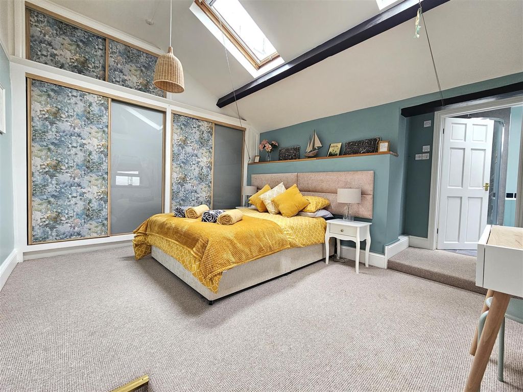 Property photo 3 of 19 Bedroom 1.Jpg