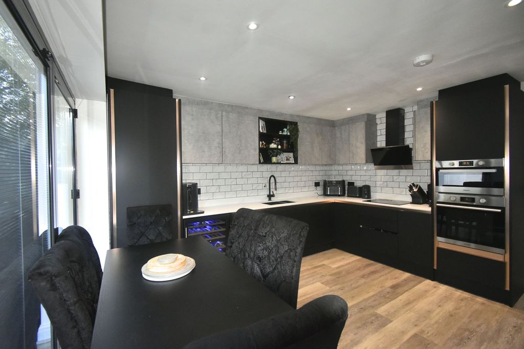 Property photo 2 of 12 Dining Kitchen