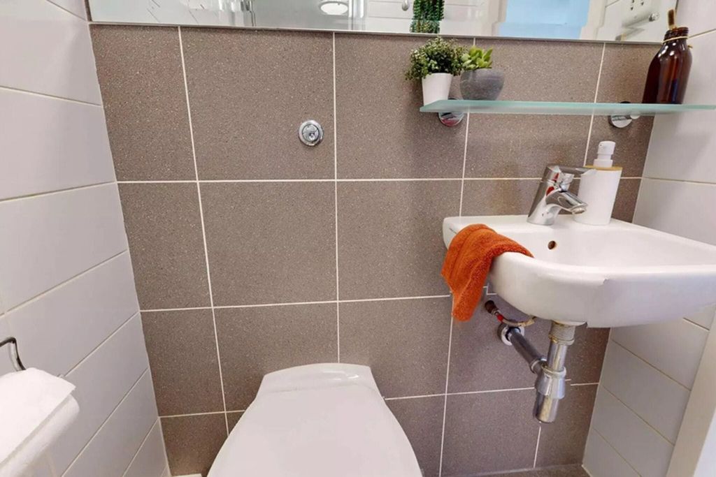 Property photo 3 of 17 Bathroom