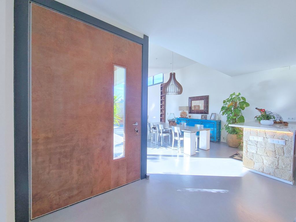 Property photo 2 of 45