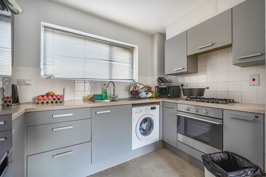 Property photo 2 of 9 Kitchen