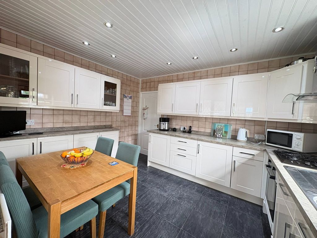 Property photo 3 of 27