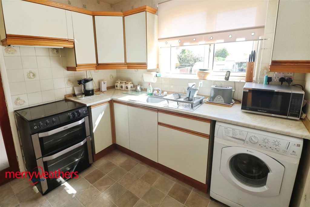 Property photo 3 of 14 Kitchen