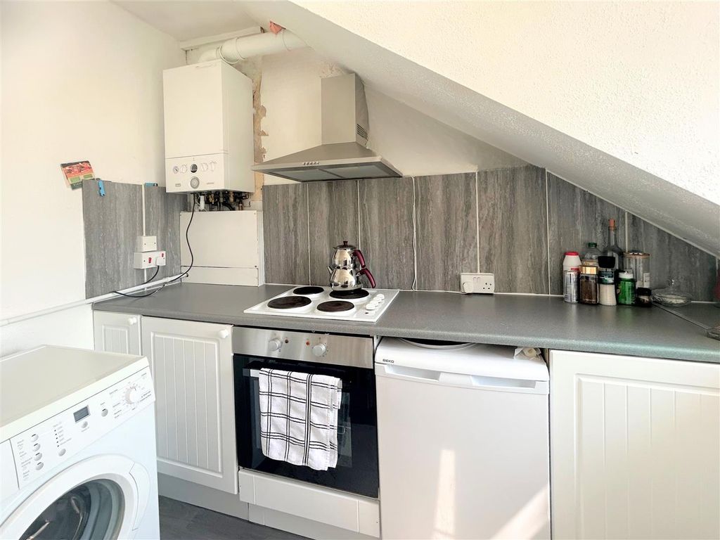 Property photo 3 of 11 Kitchen