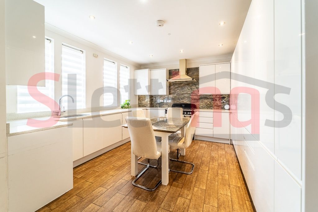 Property photo 1 of 19 Spacious,Modern Two-Bedroom Apartment In Edgware.