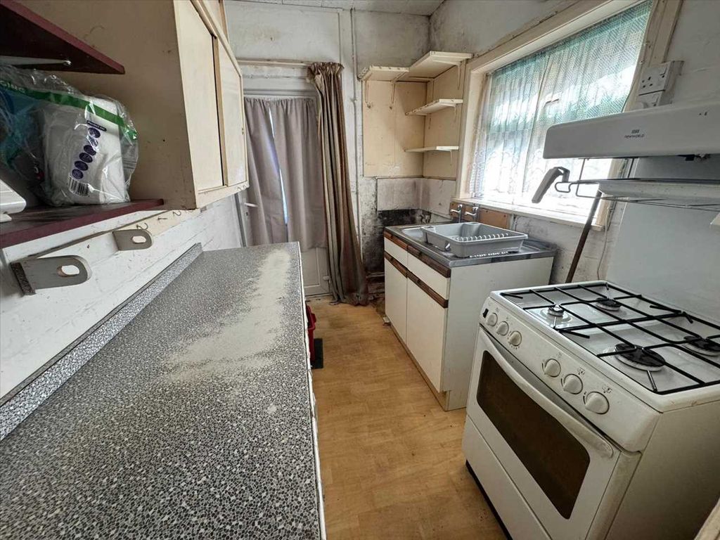 Property photo 3 of 8 Kitchen