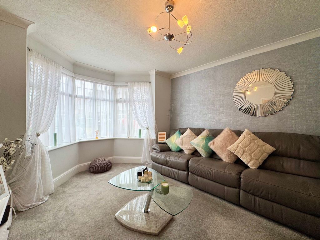 Property photo 2 of 20 Lounge